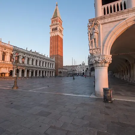 Romantic San Marco Apartment Venice