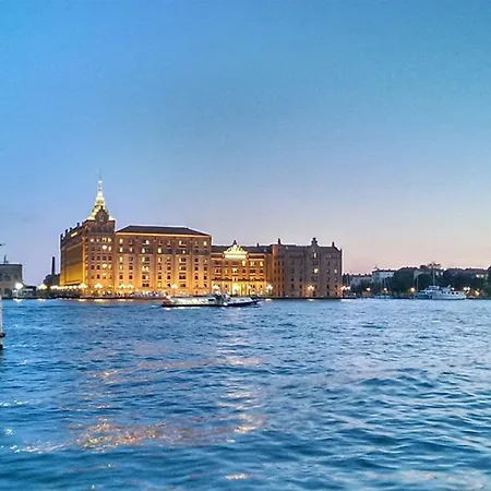 Ve.n.i.ce Cera Molino Stucky Apartment Venice