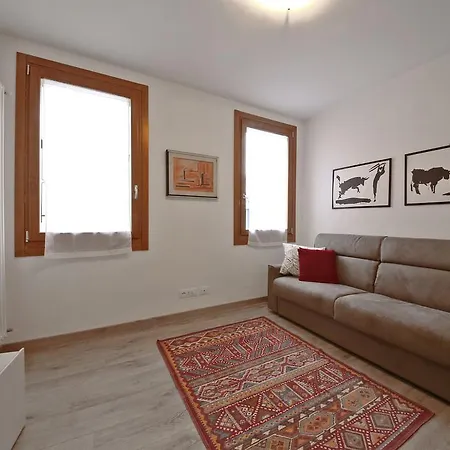 Homes & Holidays Art District Apartment Venice