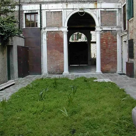 Inside Palazzo Foscarini Apartamento
