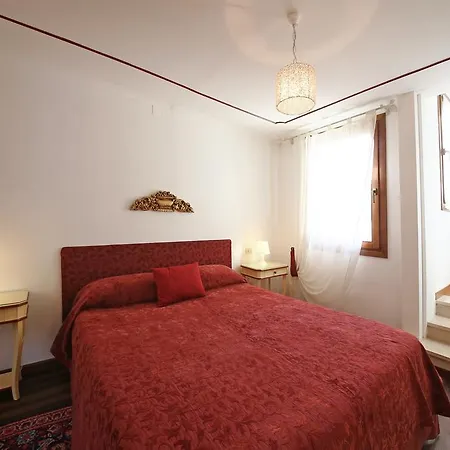 Inside Palazzo Foscarini Apartamento