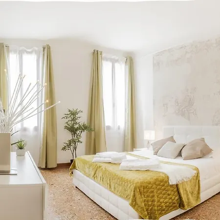Grand Palace Canal View Apartment Venice