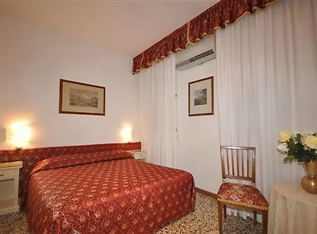 Casa Petrarca Hotel *