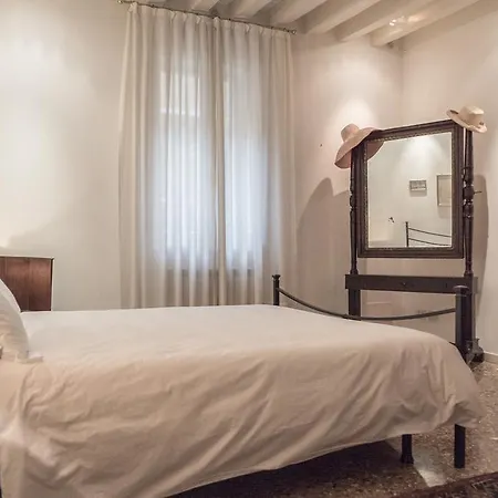 Accademia Terrazza Apartment Venice