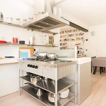 Ghetto Modern Apt For 4, Venice Apartment