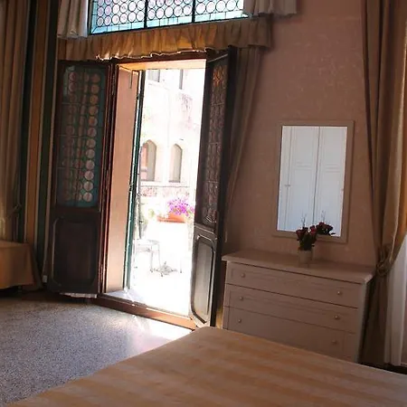Palazzo Lion Morosini - Check In Presso Ai Santi Apostoli Guest house Venice