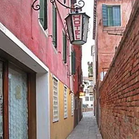 Hotel Leonardo 2*