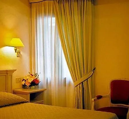Отель Ambassador Tre Rose 3*