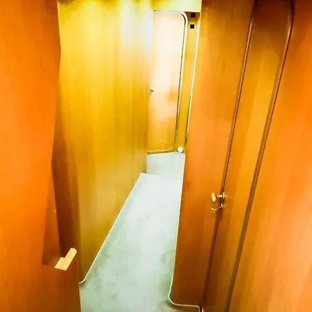 Yacht Diva 船屋