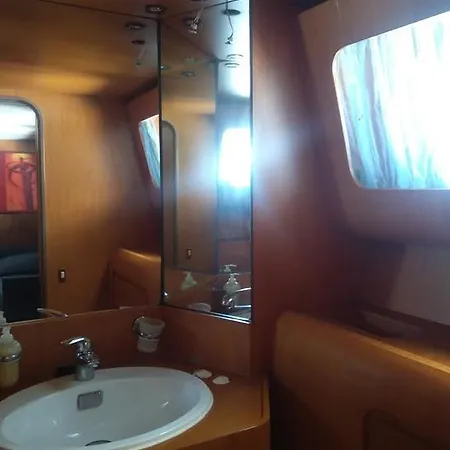 Yacht Diva 船屋