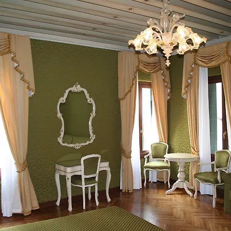 Pensión Palazzo Guardi 3*