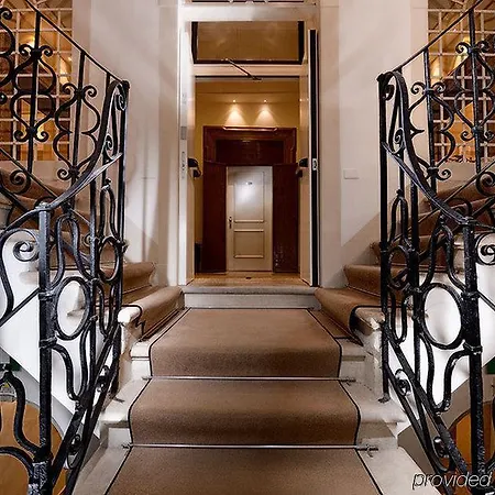Dell'opera Hotel 3*