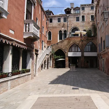 Guest house Palazzo Lion Morosini - Check In Presso Ai Santi Apostoli Venice