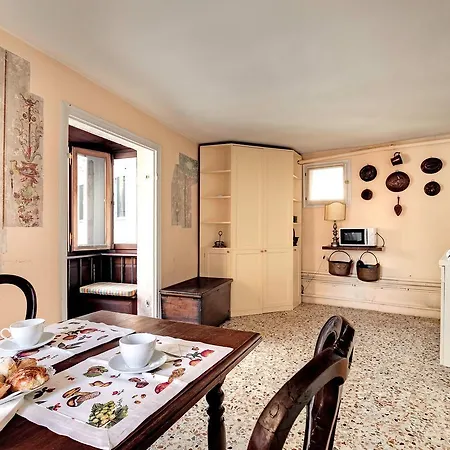 San Zulian Apartment *
