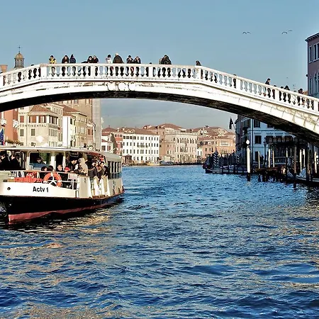 Ponte Degli Scalzi Bed & Breakfast *