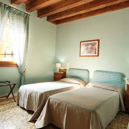 Hotel Ai Santi Apostoli 3*