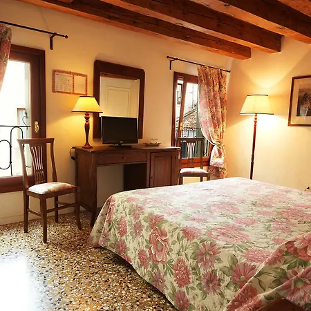 Hotel Ai Santi Apostoli 3*