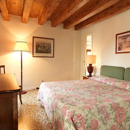 Hotel Ai Santi Apostoli 3*