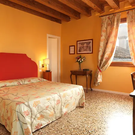 Hotel Ai Santi Apostoli 3*