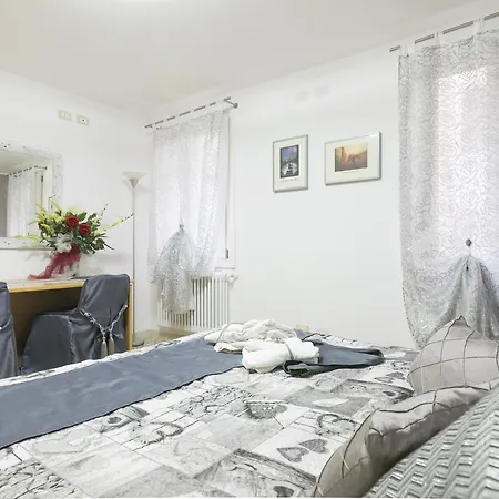 Crystal Deluxe Apartment Venice