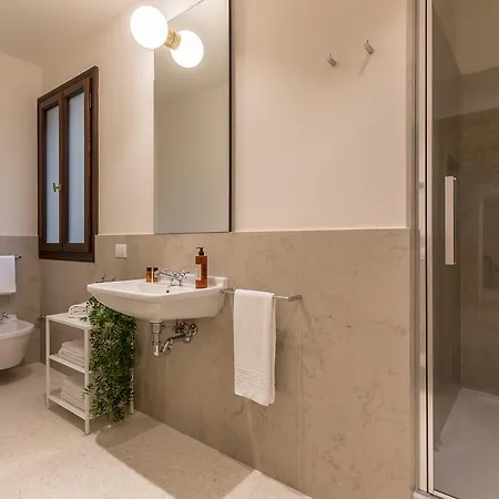 Sensale Design With Canal View Apartment Venice