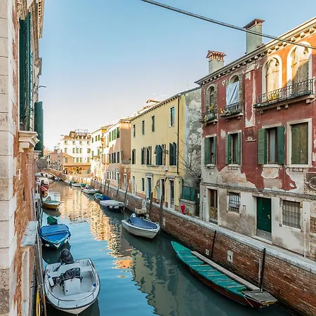 Sartor With Canal View And Private Court Venice