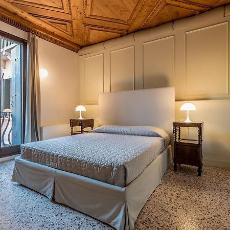 Sartor With Canal View And Private Court Apartment
