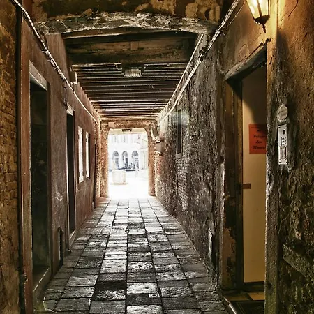 Palazzo Lion Morosini - Check In Presso Ai Santi Apostoli Guest house