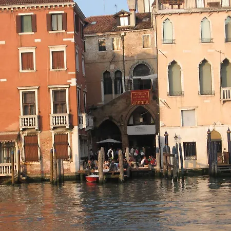 Guest house Palazzo Lion Morosini - Check In Presso Ai Santi Apostoli 3*