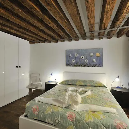 Red Rose Apartment *