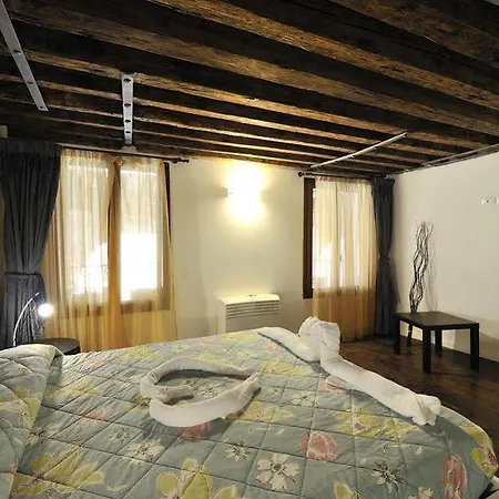 Red Rose Apartment *