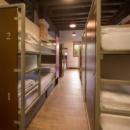 Generator Hostal *