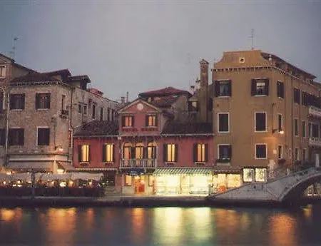Canal & Walter Hotel