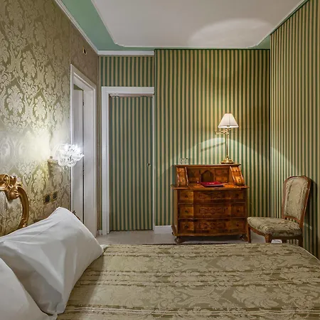 Hotel Al Ponte Antico 4*