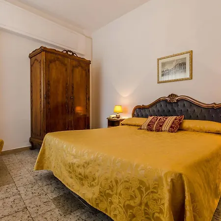 Ariel Silva Hotel 2*