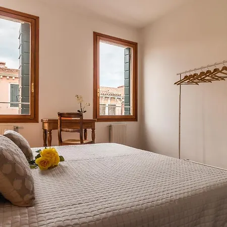 Apartment Spirito Santo Canal View By Lionhost Venice