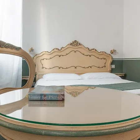 Ca' San Trovaso - 6 Bed and Breakfast Βενετία
