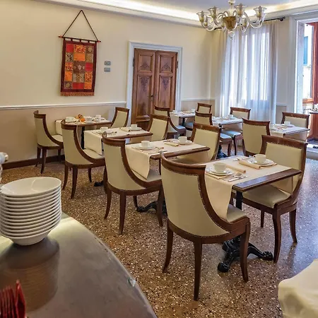 Dell'opera Hotel 3*