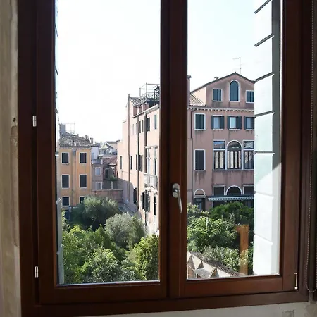 Guest house Corte Dei Miracoli 2*