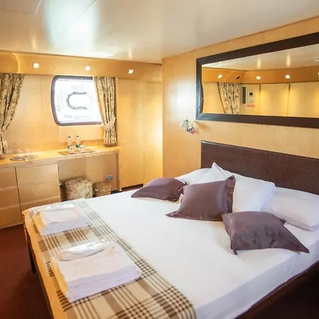 Πλωτό κατάλυμα Yacht Bert Venezia 5*