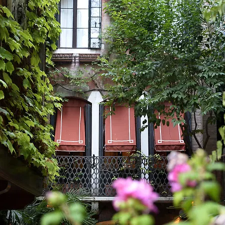 Flora Ξενοδοχείο