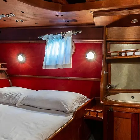 Botel Akos *