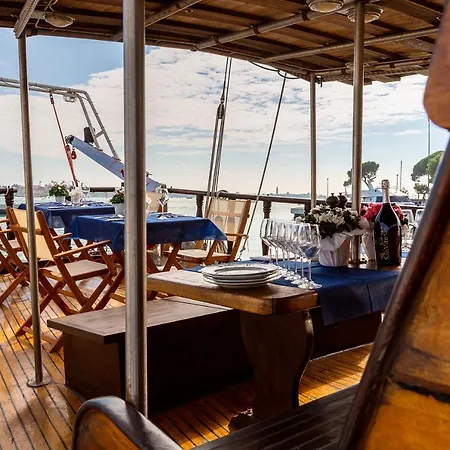 Botel Akos