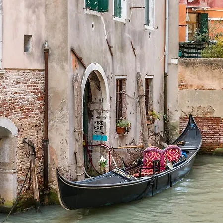 Doge's Pantheon & St.mark School In Hidden Appartement *