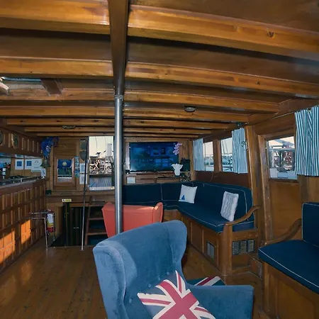 Boat & Breakfast Caicco Freedom 2* Венеция