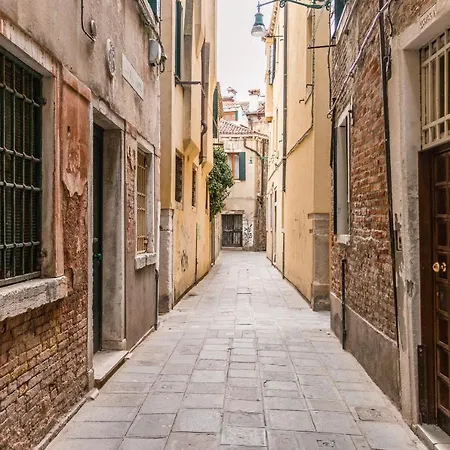 Gold And Red - The Venetian Style With Terrace Appartamento Venezia