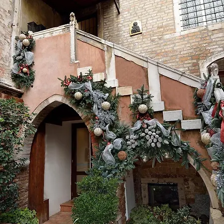 Palazzo Odoni Konukevi Venedik