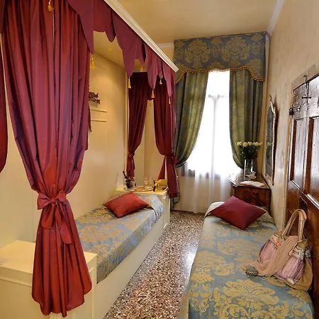 Palazzo Odoni Konukevi Venedik