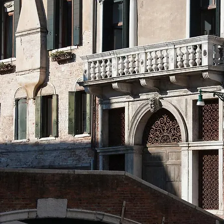 Inside Palazzo Foscarini Apartamento