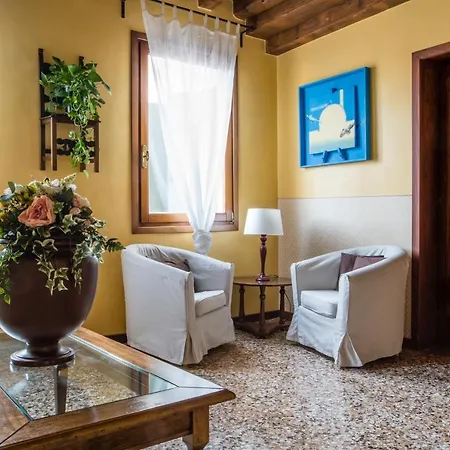 Hotel Ai Santi Apostoli 3*